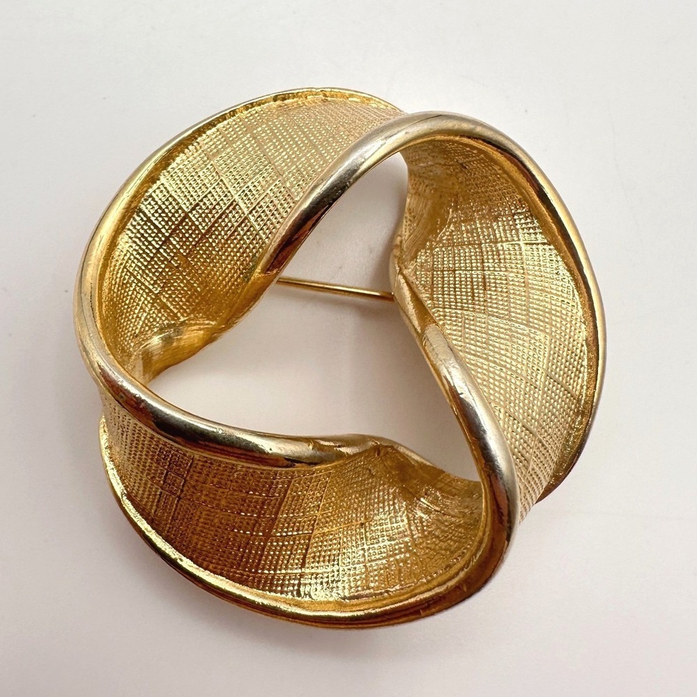 Vintage 70s Textured Gold Tone Abstract Ribbon Swirl Pin Modern Brooch Jewelry